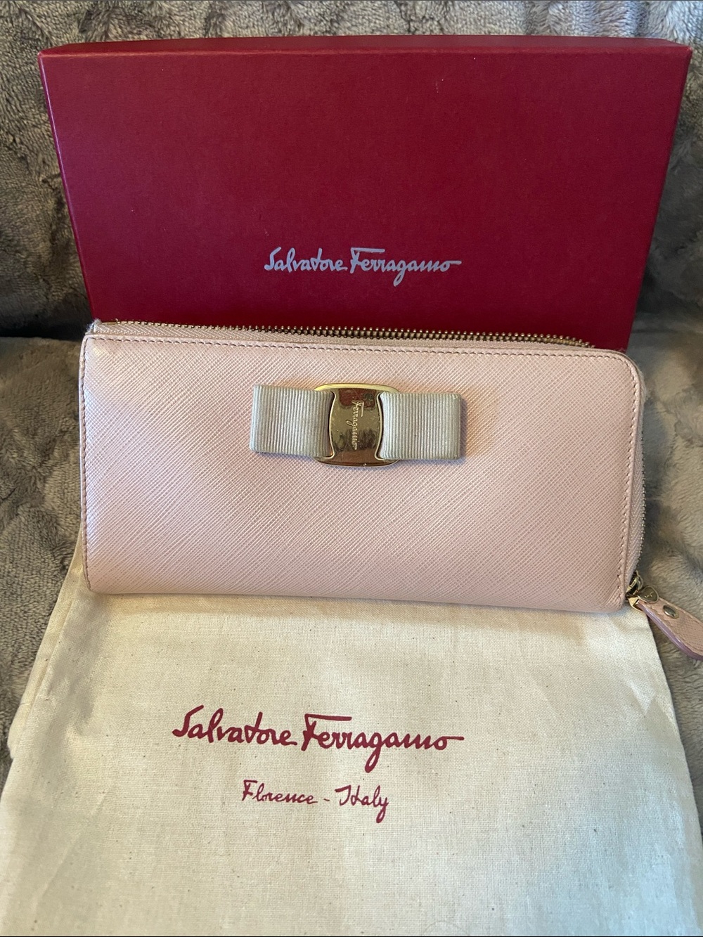 ❤️❤️Salvatore Ferragamo Light Pink Leather Zip Wallet with Vara Bow